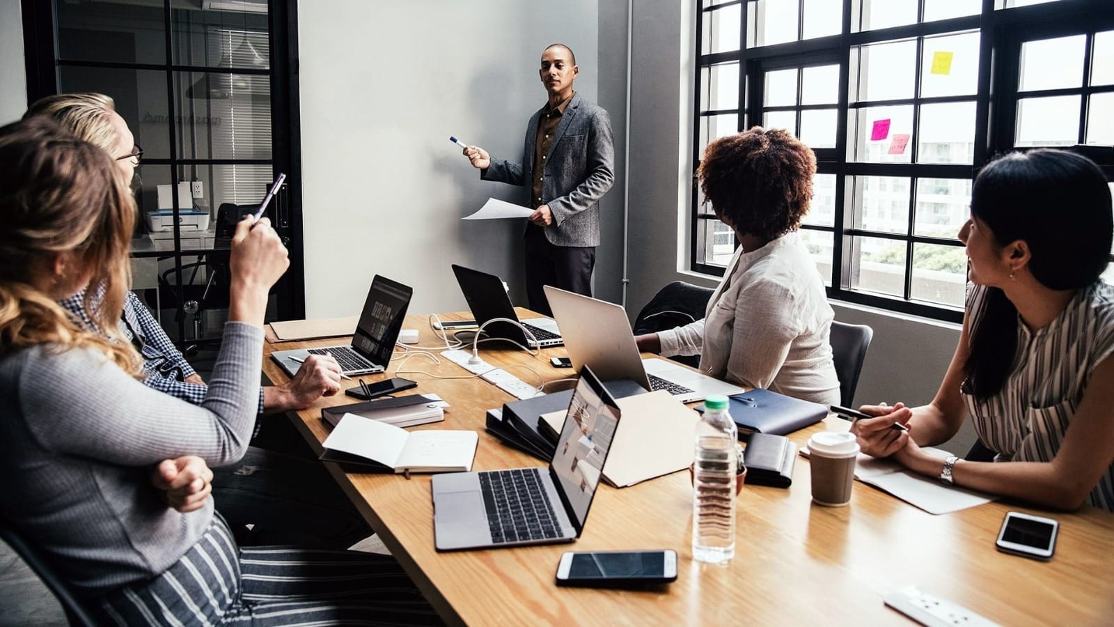 Uk Merchant Cash Advance Broker Services: How The Business Hub Helps UK Companies